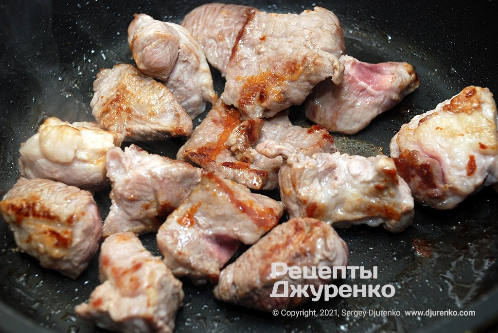 Мясо нарезать кусочками и обжарить до появления румянца.
