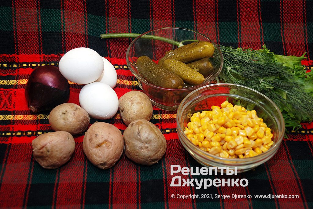 Консервированная кукуруза и другие ингредиенты.