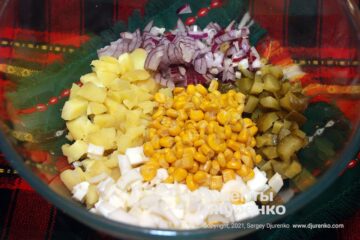 Нарезать и смешать ингредиенты, заправить небольшим количеством майонеза.