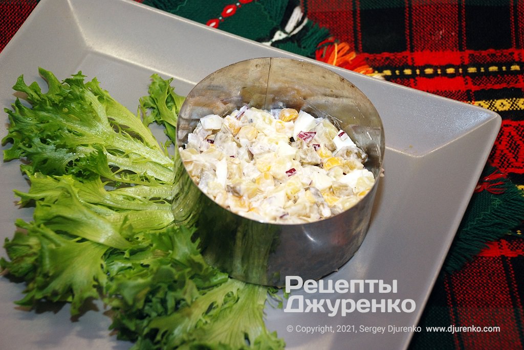 Викласти частину салату в кулінарне кільце та злегка притиснути.
