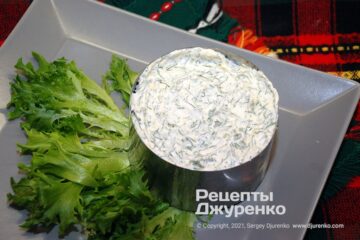 Уложить еще салат и обильно смазать заправкой из майонеза и укропа.