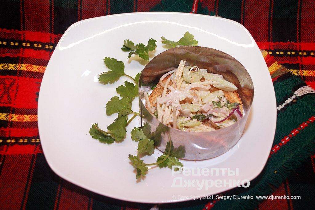 Салат удобно формировать в кулинарном кольце на крутоне.
