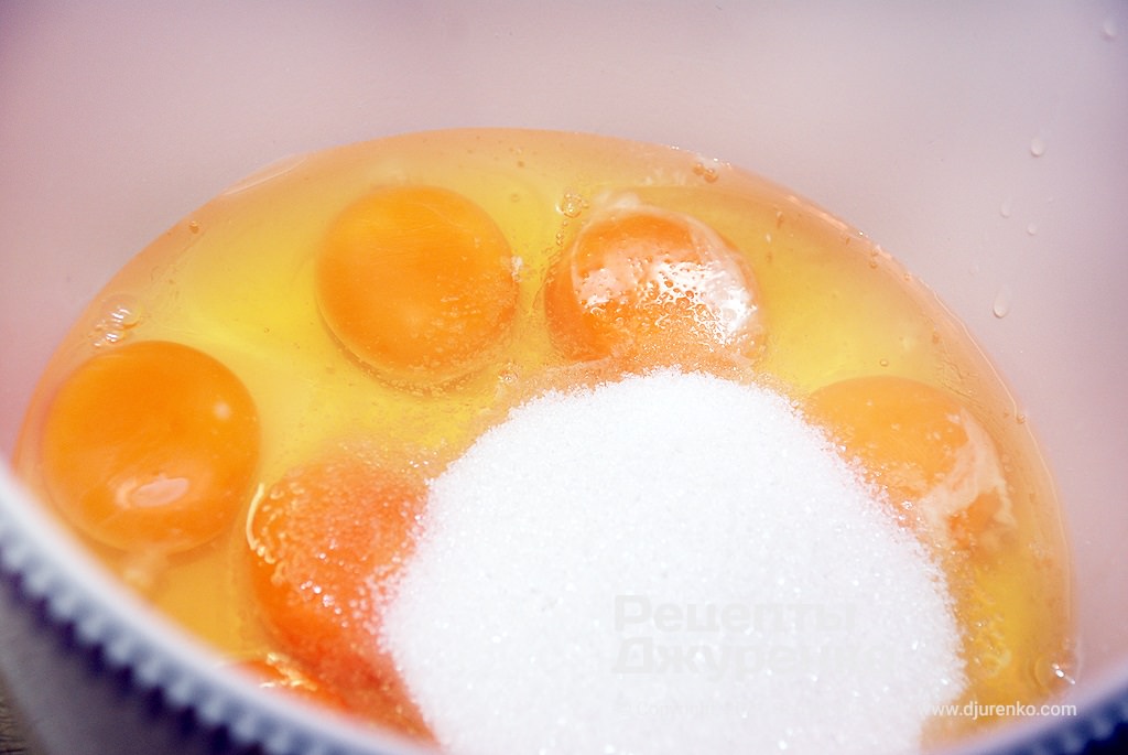Взбить в пену яйца с сахаром.