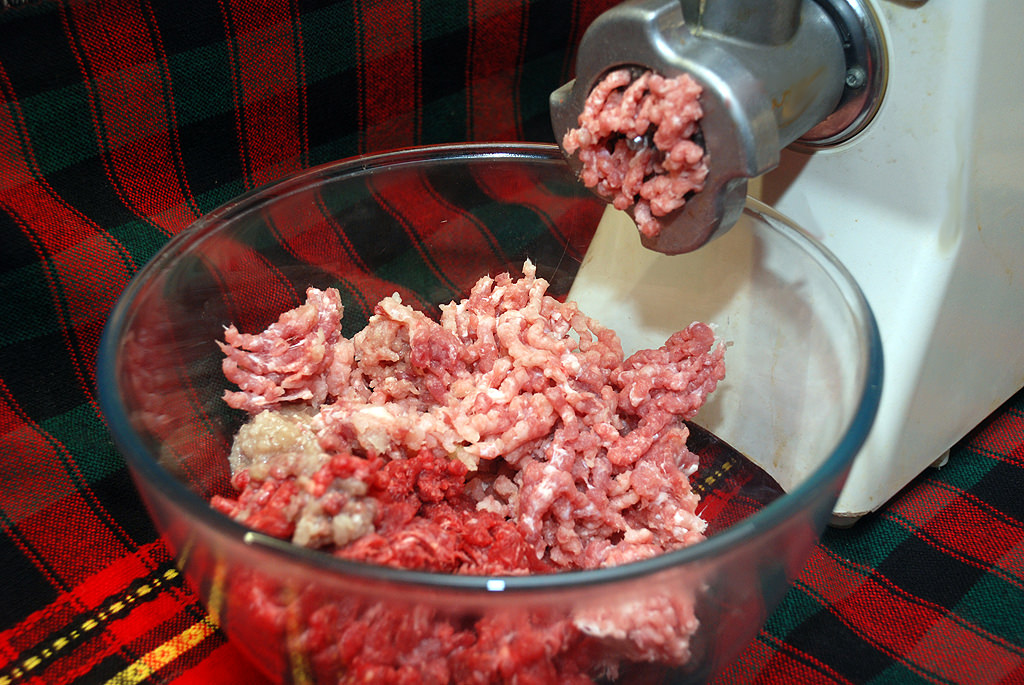 Сначала мясо надо измельчить обычной мясорубкой.
