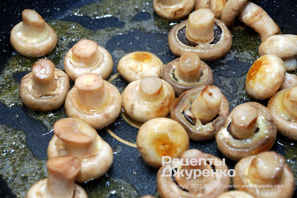 Обжарить грибы в масле до начала подрумянивания.