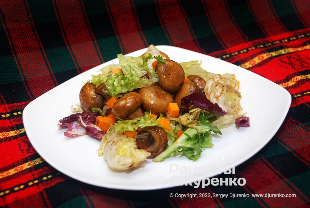Фото рецепта: Салат с грибами, сборным миксом листьев латука и сыром