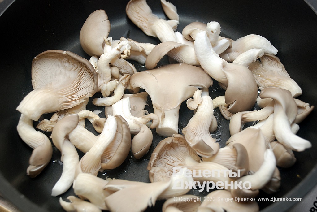 Очистить и подготовить лепестки грибов.