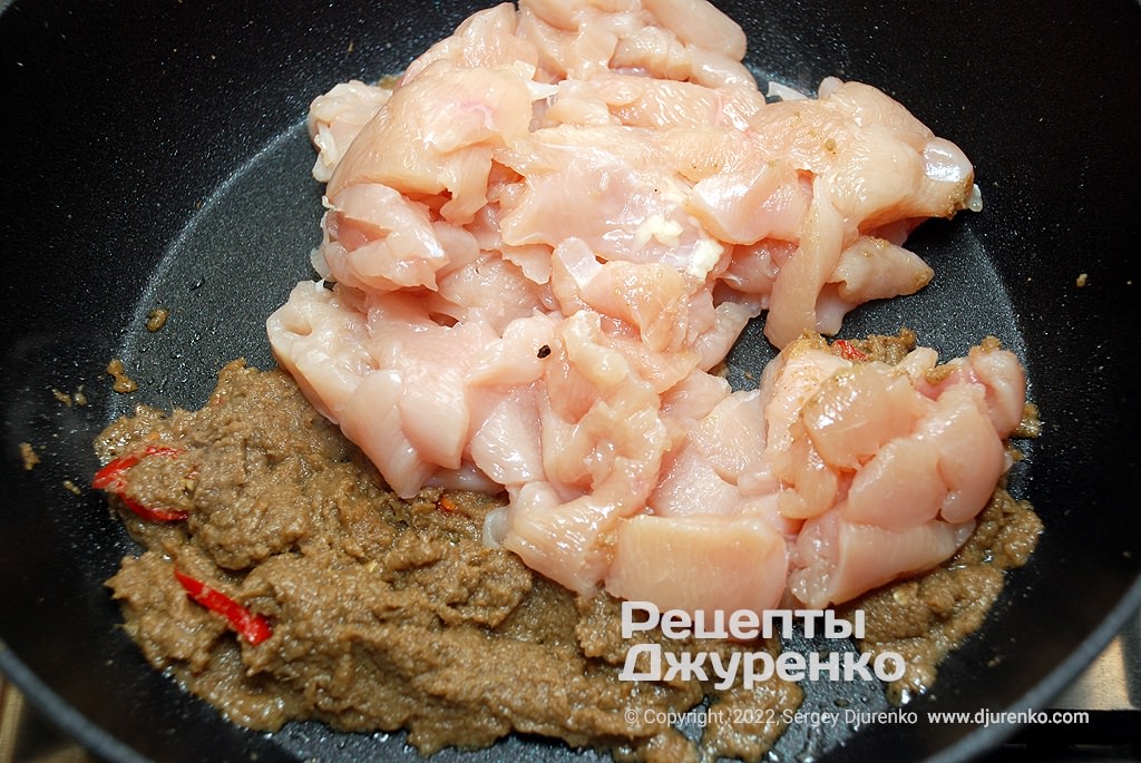 Куриное филе нарезать крупными кубиками и обжарить в пасте.