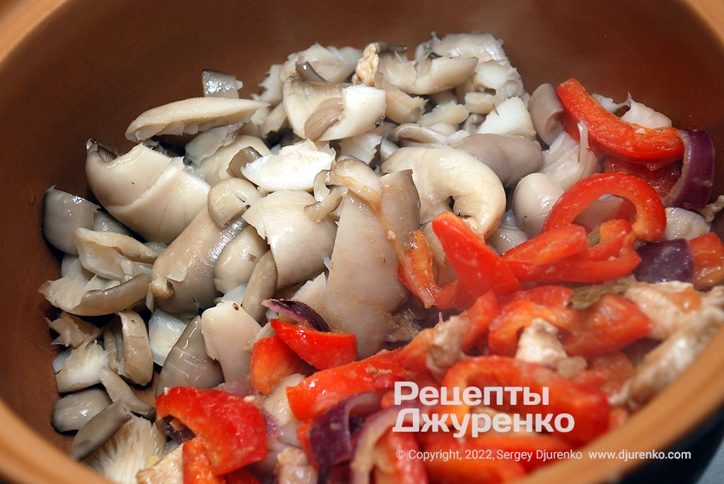 Переложить в кастрюлю грибы, овощи с курицей.
