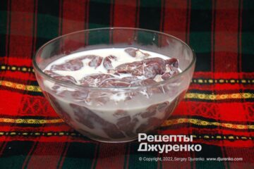 Замочить печень в сливках или молоке.