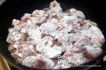 Обвалять кусочки в муке и выложить в разогретый жир.