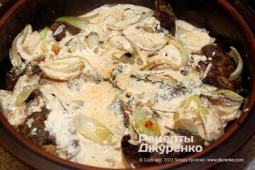Залить печень сметанным соусом и поставить в духовку.