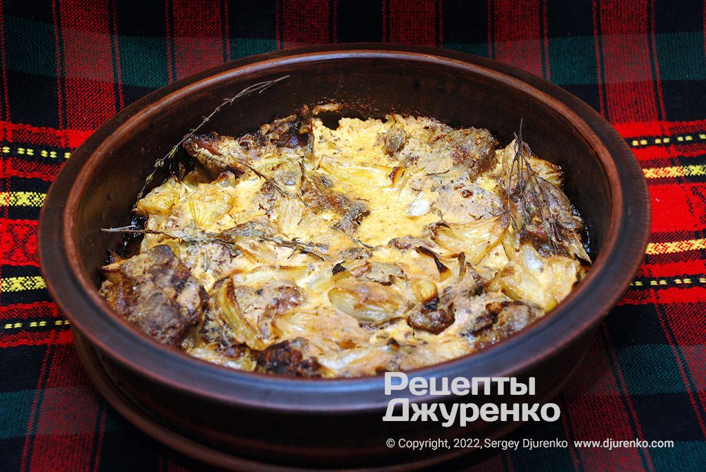 Готова страва Куряча печінка у сметані запечена з цибулею та чебрецем