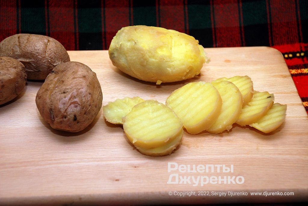 Випекти або відварити картоплю, очистити його і нарізати на пластинки.