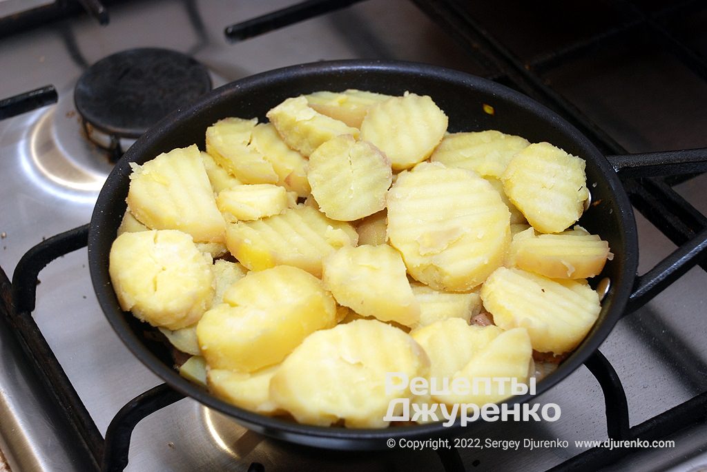 Поверх бекону розкласти скибочки картоплі.