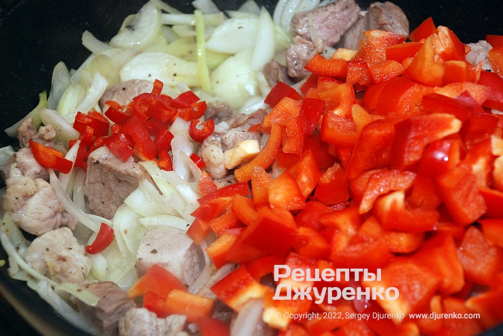 Добавить к мясу лук, острый и сладкий перец.