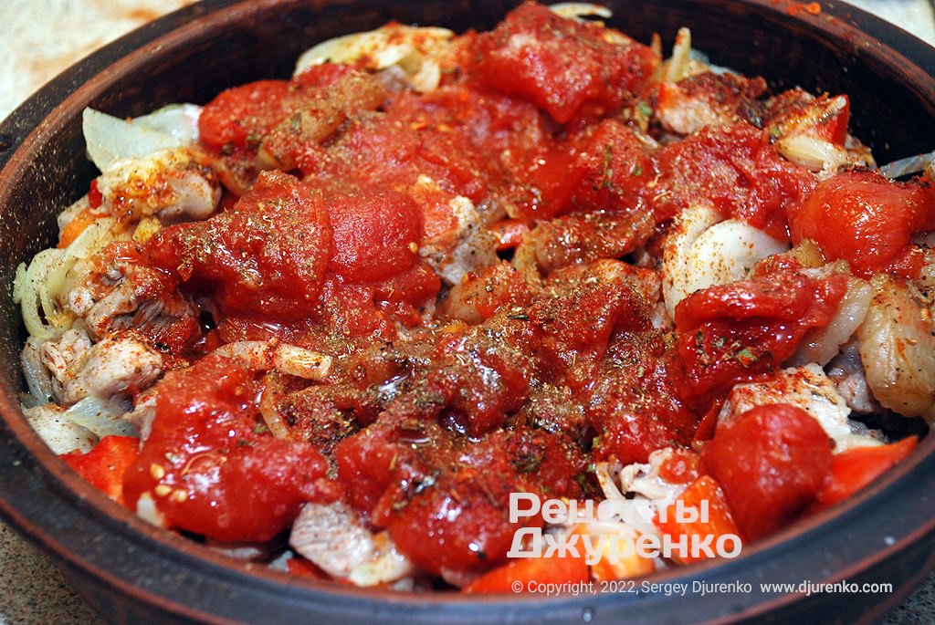 Обсмажене м'ясо та овочі викласти в глиняний посуд, додати томати та спеції.