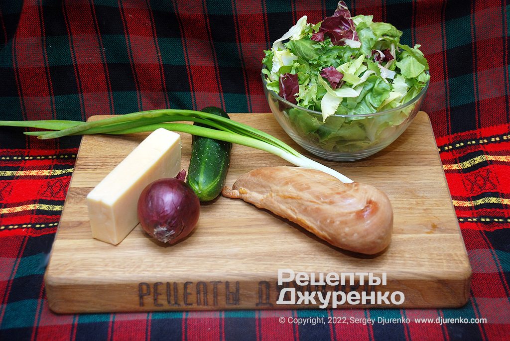 Копченое куриное филе, сыр и овощи для салата.