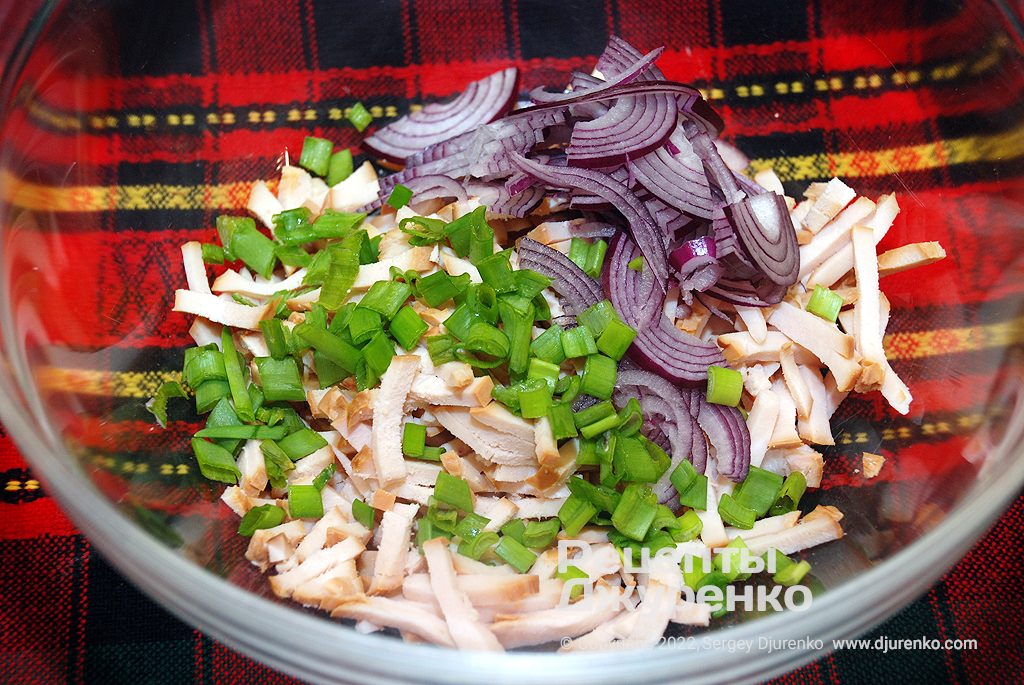 Нарезать соловкой куриное филе, добавить зеленый и обычный сладкий лук.