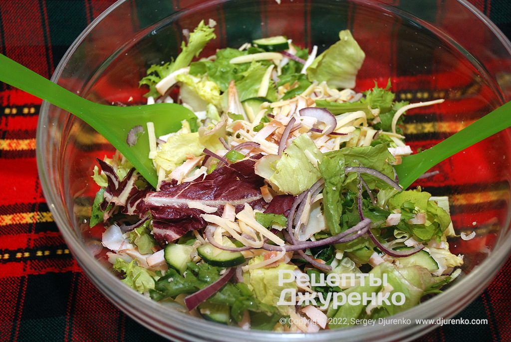 Зеленые салатные листья нащипать на клочки, салат поперчить и посолить.