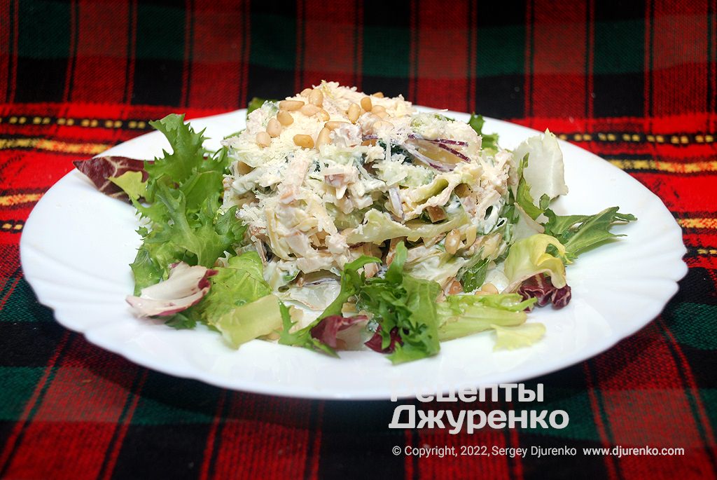 Салат с копченой курицей, твердым сыром и овощами