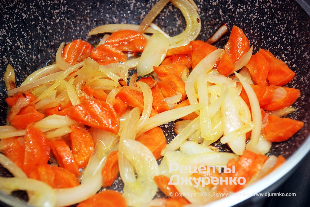 Обжарить в сливочном масле лук и морковку.