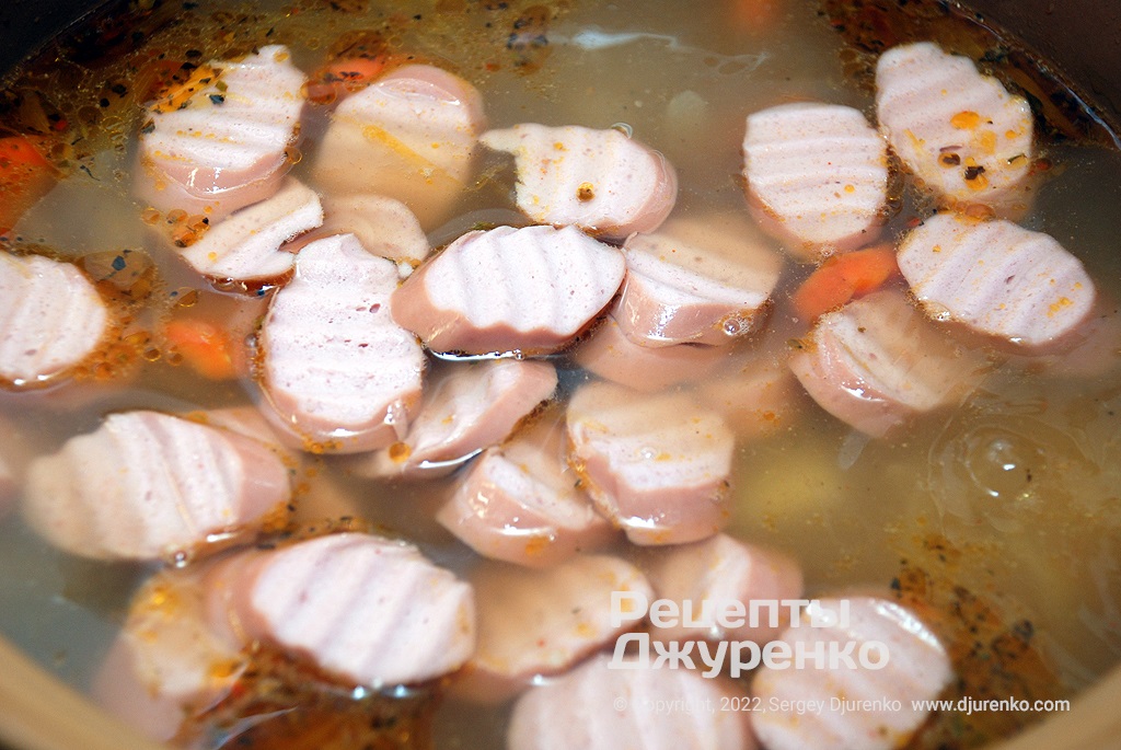 Сосиски нарезать кружочками и добавить в суп.