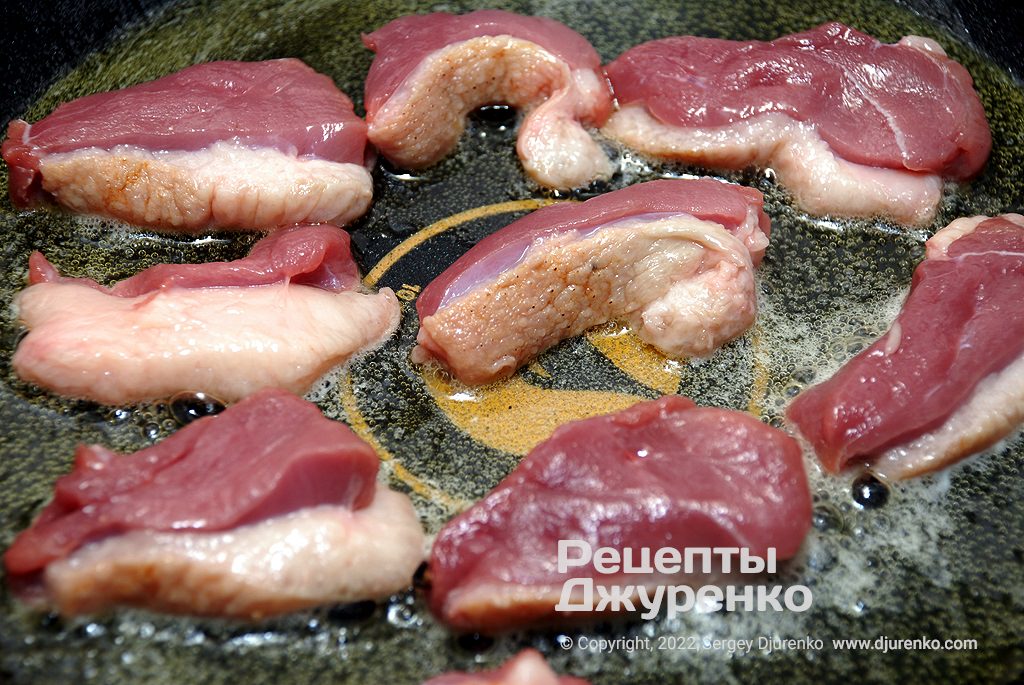 Обжарить ломтики утиного мяса в смеси оливкового и сливочного масла.