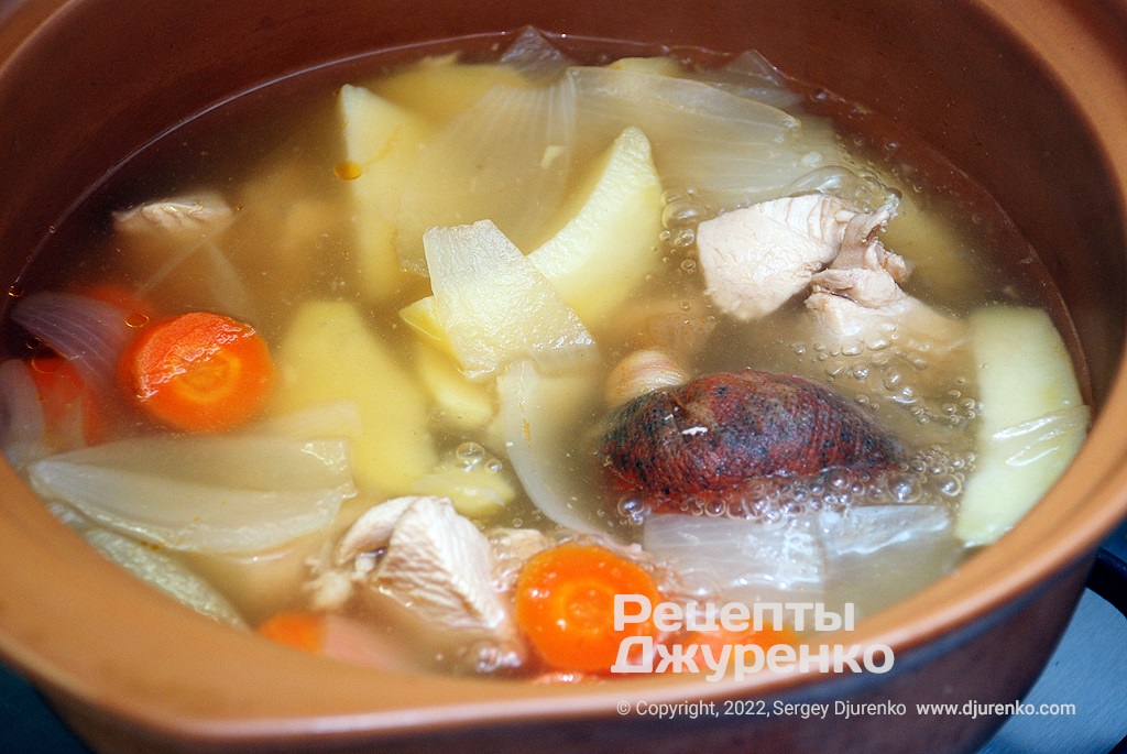 Добавить специи и варить овощи с курицей до готовности.