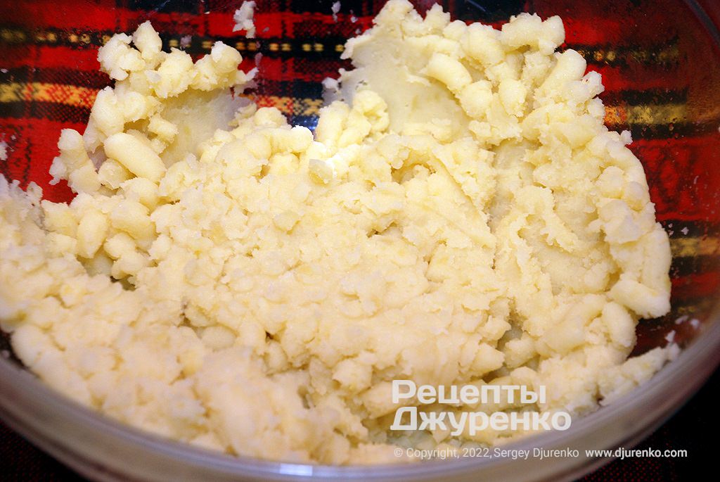 Размять картофель в однородное пюре.