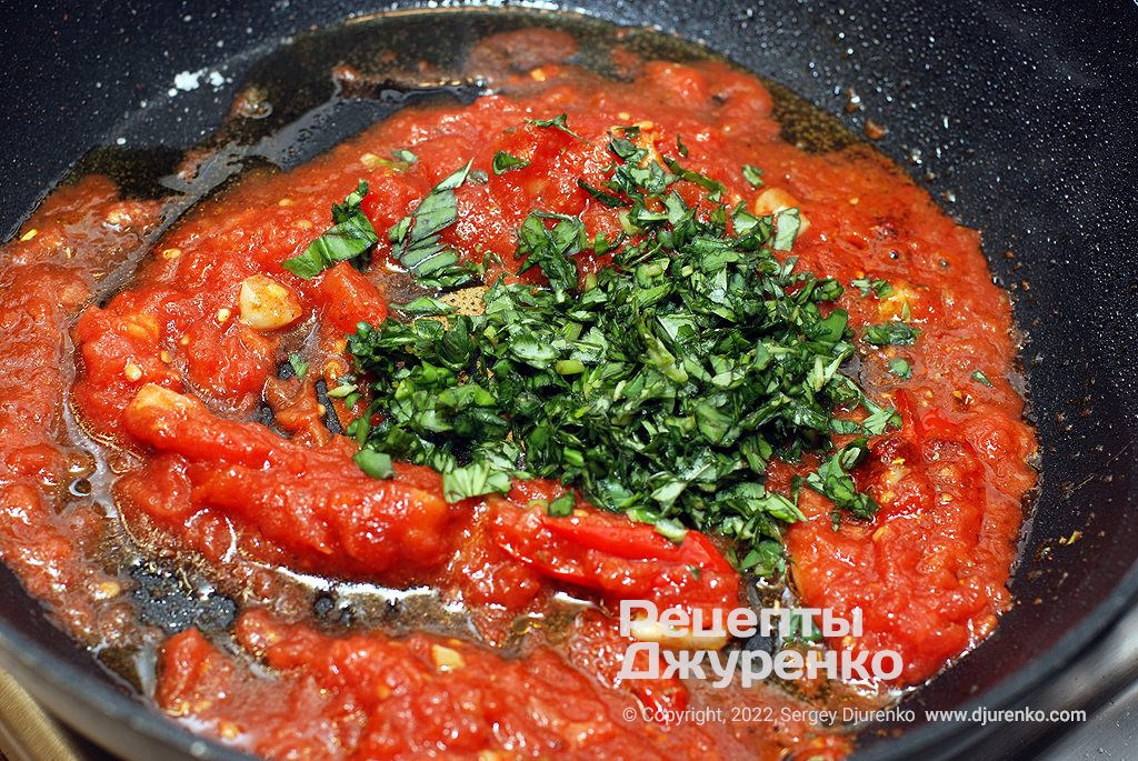 Мякоть томатов и базилик тушить со специями.