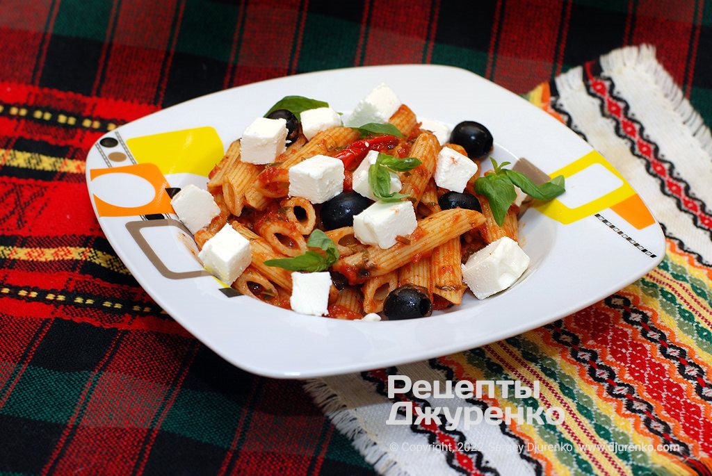 Готова страва Паста по-грецьки з соусом із томатів та базиліка, оливками та фета
