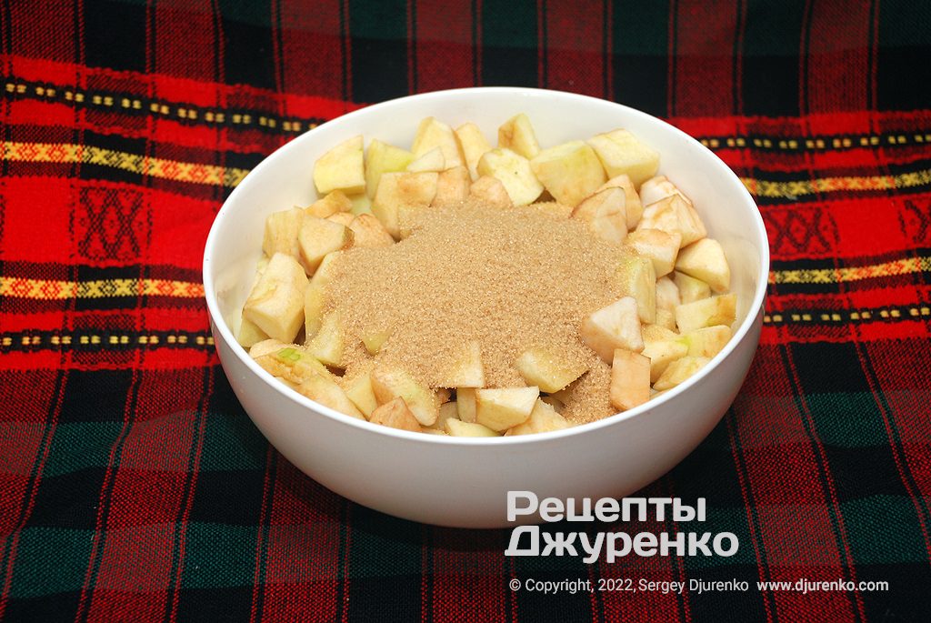 Додати коричневий цукор, накрити кришкою і поставити форму з яблуками пектися в мікрохвильовку.