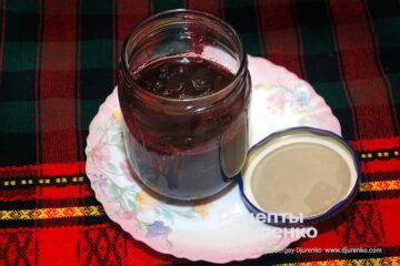 Разлить сливовое варенье в банки.