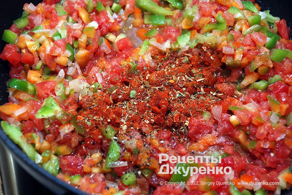 Очистити та дрібно нарубати томати, додати спеції.