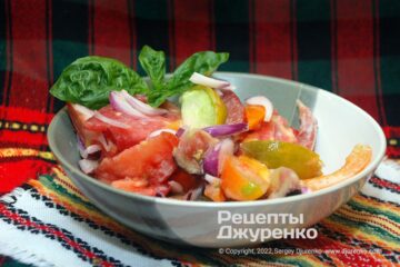 Овощной салат из помидоров, огурцов, перца и кукурузы