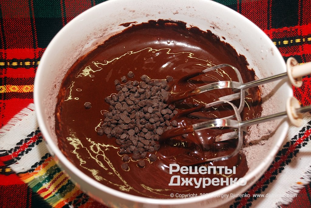 Варто додати шоколадні краплі в тісто.