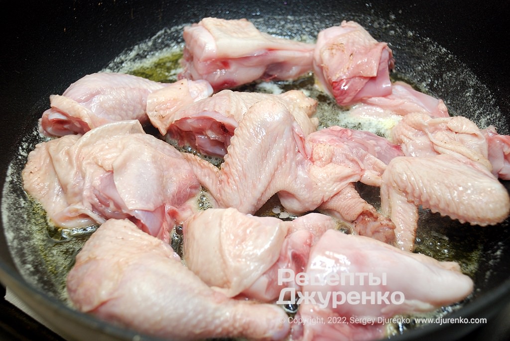 Обжарить куски курицы в смеси оливкового и сливочного масла.