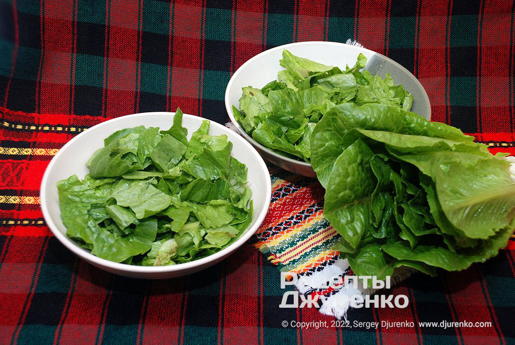 Нащипати листя зеленого салату на клаптики.