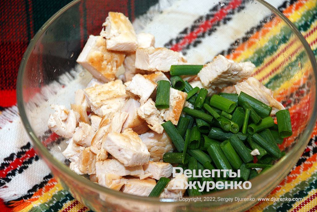 Жареное филе нарезать кубиками и добавить зеленый лук.