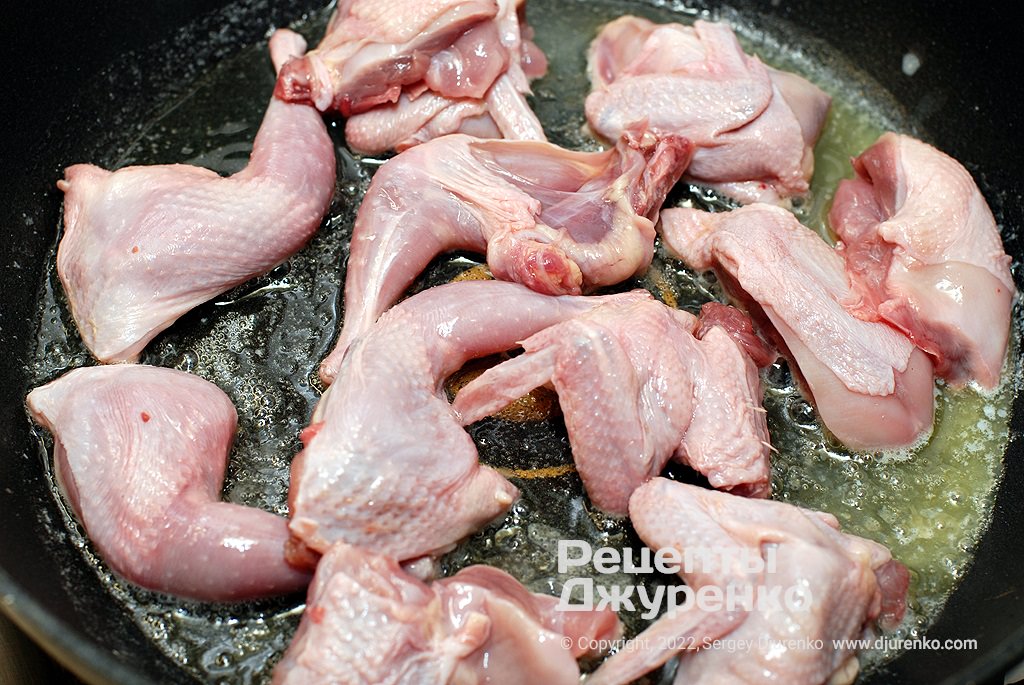 Разогреть жировую смесь и выложить в нее кусочки куриного мяса.