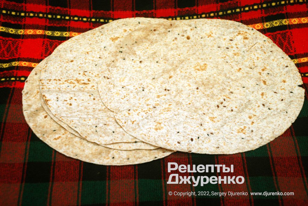 Тортилья можно приготовить самому или купить готовые.