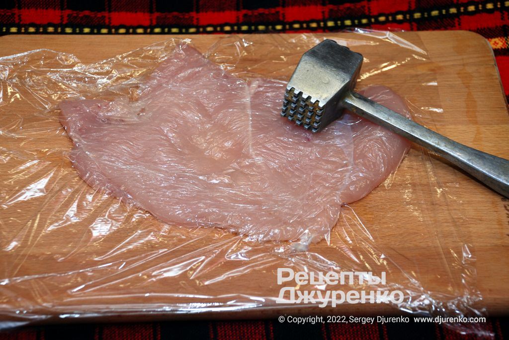 Тонко отбить куриное филе.