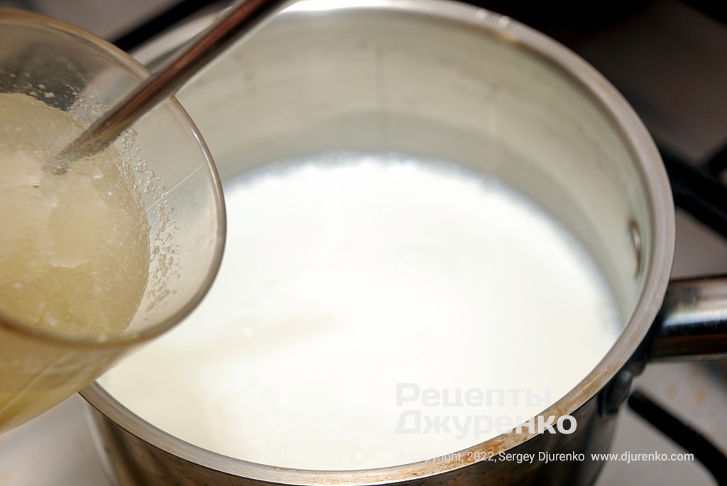Смешать молоко с желатином и дать ему остыть до комнатной температуры.