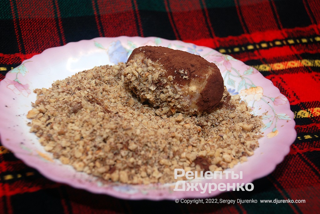 Верх пирожного посыпать ореховой крошкой.