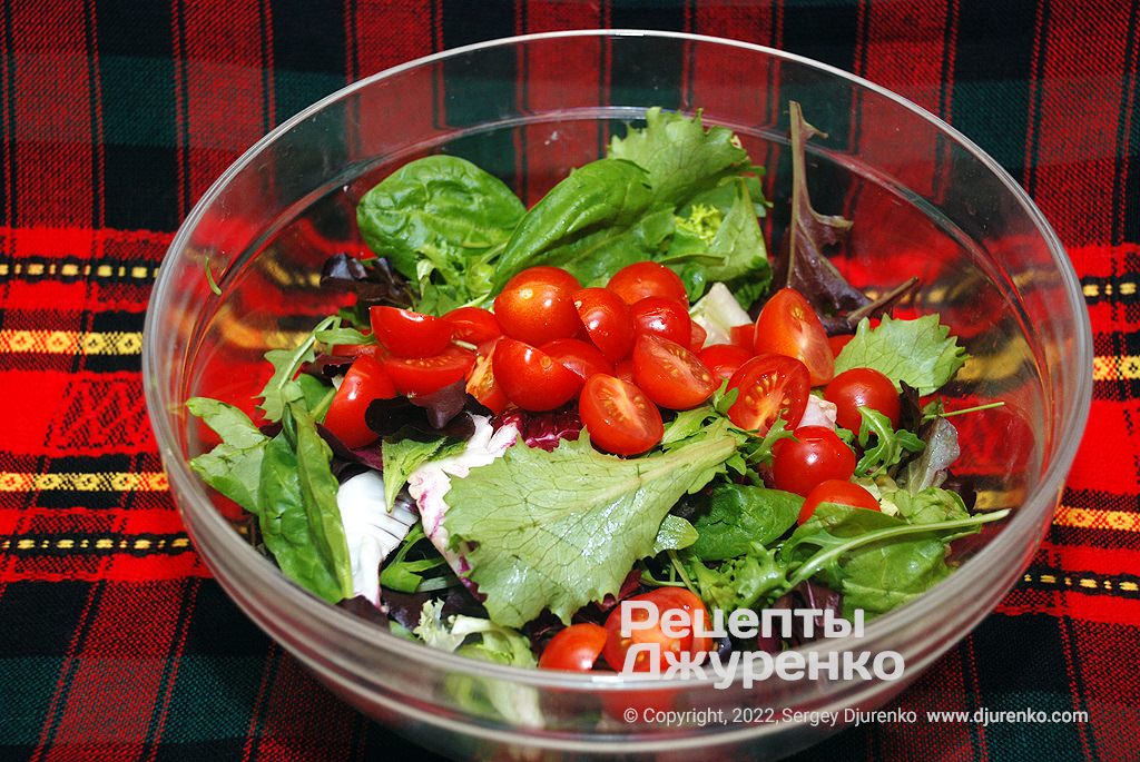 Нащипати свіже листя салату, додати томати.