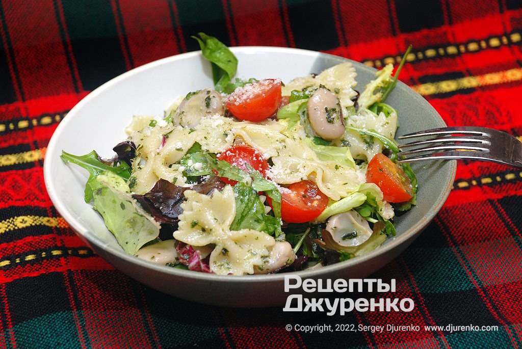 Салат з макаронами, зеленим листям та соусом песто