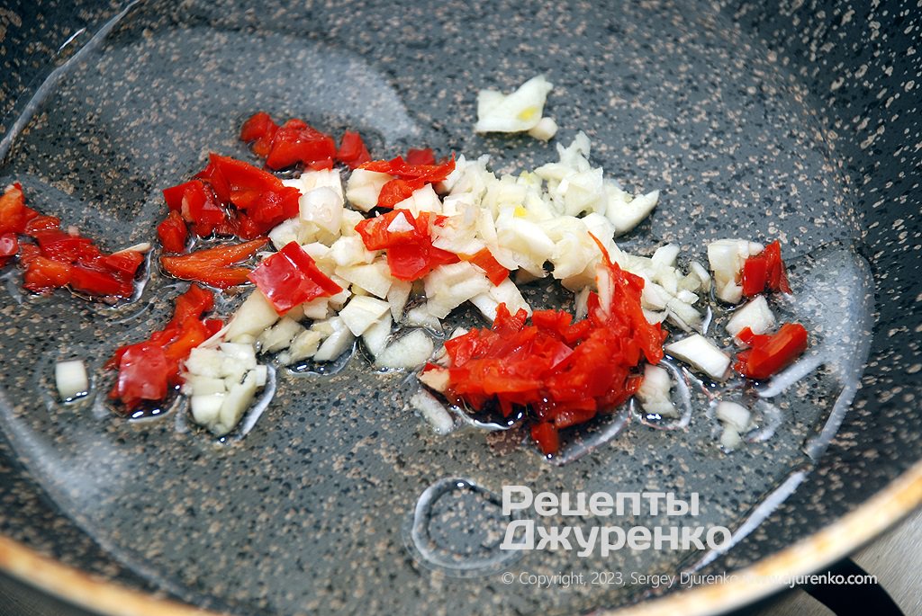 Fry garlic and chili.