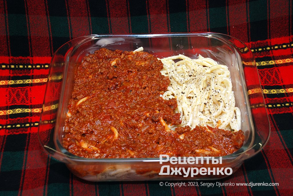 Уложить в форму слой пасты и слой мясного соуса.