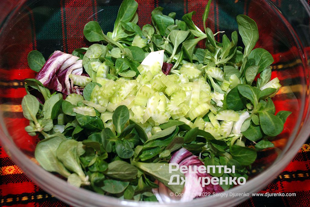 Подготовить салатные листья.